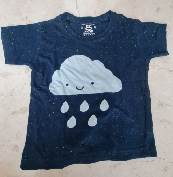 Kaos dengan motif awan-awan